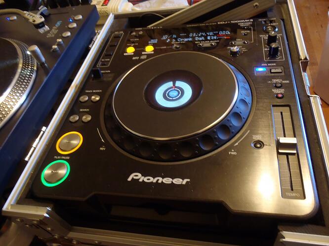 CDJ 1000 on.jpg