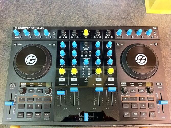s4blue+yellowknobs.jpg