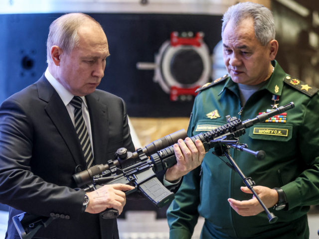 Vladimir-Putin-Sergei-Shoigu-gun-ap-640x480