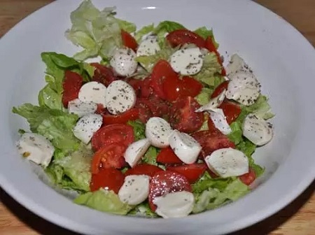 000-summer-tomatomozzarellasalad