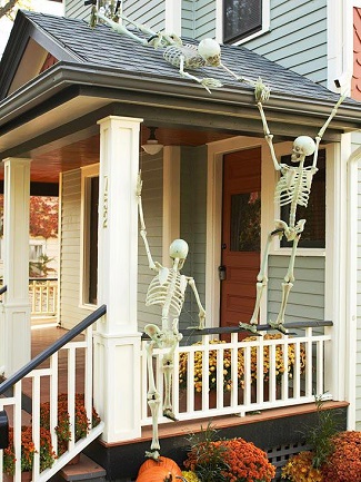 000-325-spooky-halloween-decoration-ideas-outdoor-skeletons-climb-veranda