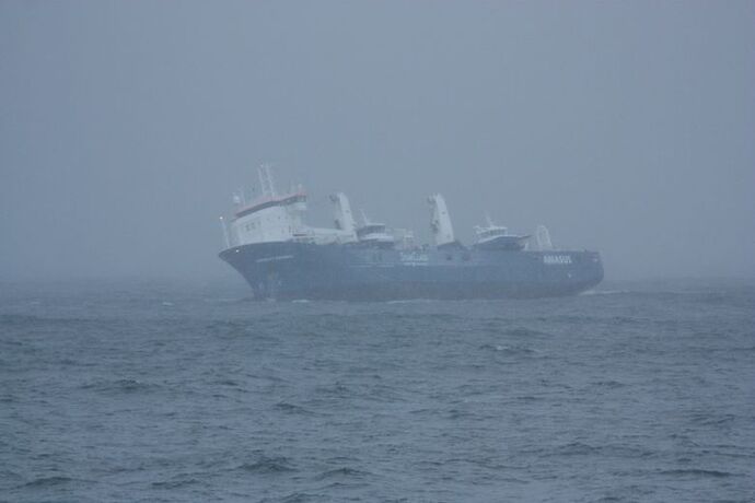 Calmer sea: This photo of "Eemslift Hendrika" was taken on Thursday morning. The ship apparently has a slightly smaller list. Salvage crews are still on board, and are probably doing what is possible to stabilize the vessel on its way inland. (Photo: KV Bergen)