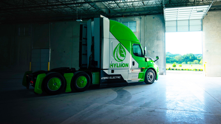 hyliion_hybrid_leaving_building.5ef209e29e900