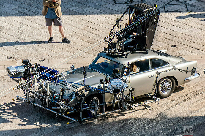 78f4d869-7b04-4c5a-a7e5-199716c360f7-hollywood_car.jpg