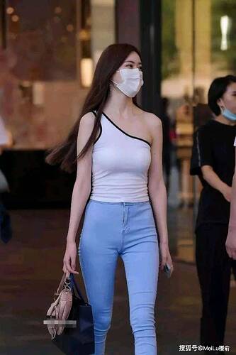 喇叭裤+高跟鞋 春天这么穿做个气质优雅的时髦精