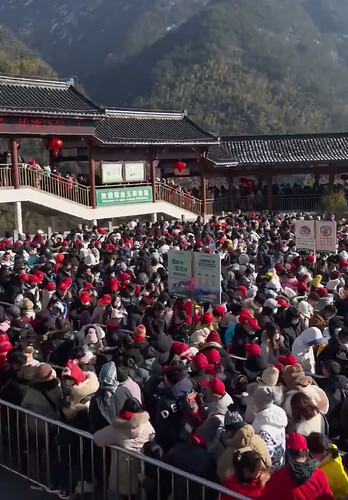 黃山景區外，大批遊客等入場。 網片截圖