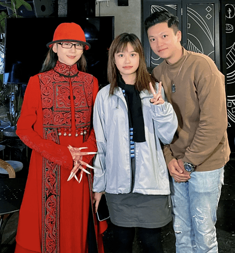 杨丽萍李玉刚一起过年被偶遇 挽胳膊举止亲密
