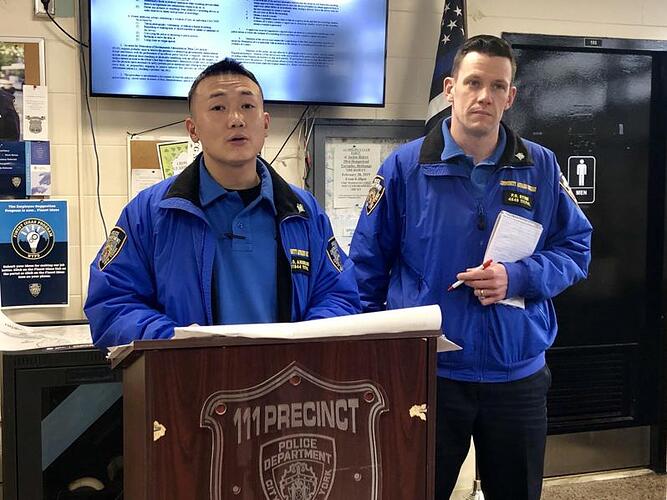 昂旺(讲话者)感谢亲友、警队同侪与陌生人支持，也呼吁华裔团结，未来盼望早日回归警...