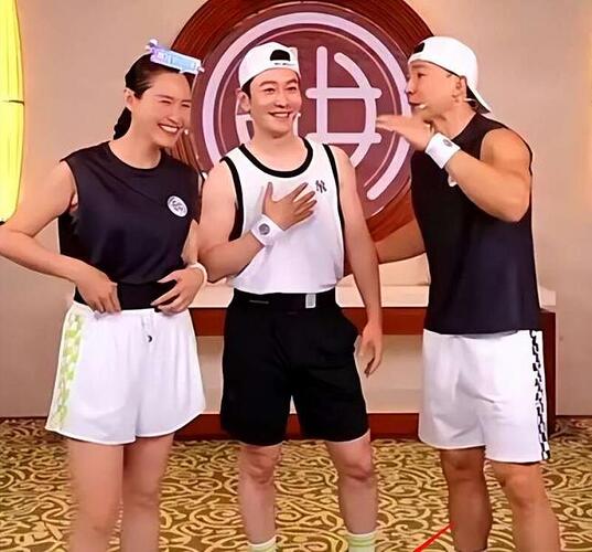 黄晓明穿厚底鞋现身刘畊宏直播间 腿太短引热议