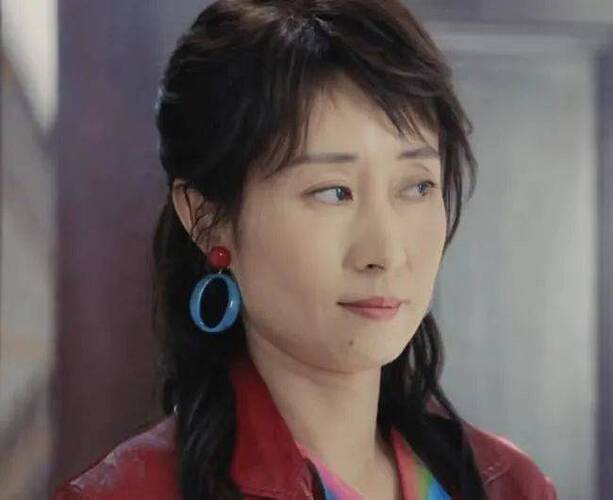 明明是同龄女星 却一个像妈一个像女儿