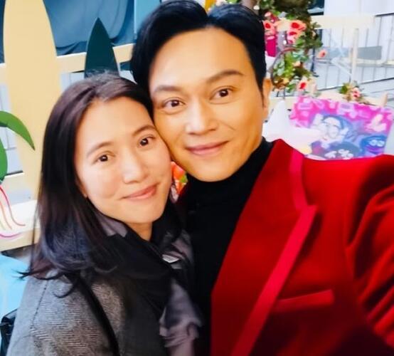 袁咏仪庆结婚纪念日 开心小酌满面红光