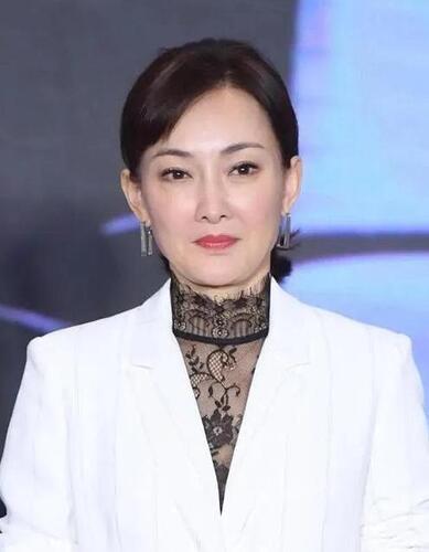 49 岁“晴格格”王艳陷整容风波 牛莉更离谱