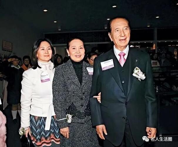 何超琼现北京政协学习会，素颜和精修差太多