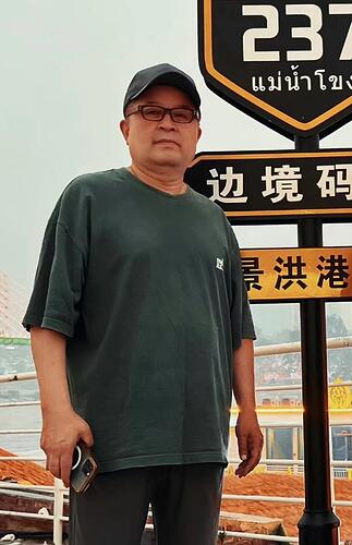 毕福剑与众星光大道歌手欢聚 肚腩突出牙齿稀疏