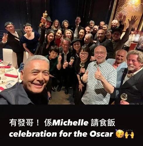 周润发穿紧身裤爬山身材暴瘦 筷子腿抢镜