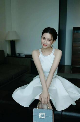 王菲出家？73岁大导喜当爹？何超莲窦骁天价婚礼