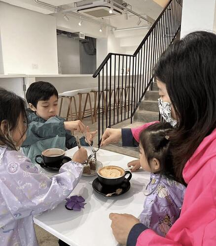 郭晶晶庆祝母亲节 3个子女正脸出镜如复制粘贴