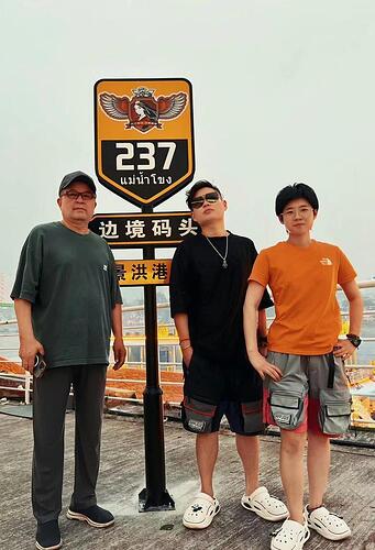 毕福剑与众星光大道歌手欢聚 肚腩突出牙齿稀疏