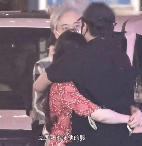 越爱越高调 陈思诚搂着23岁女友吃家乡菜 越爱越高调 陈思诚搂着23岁女友吃家乡菜