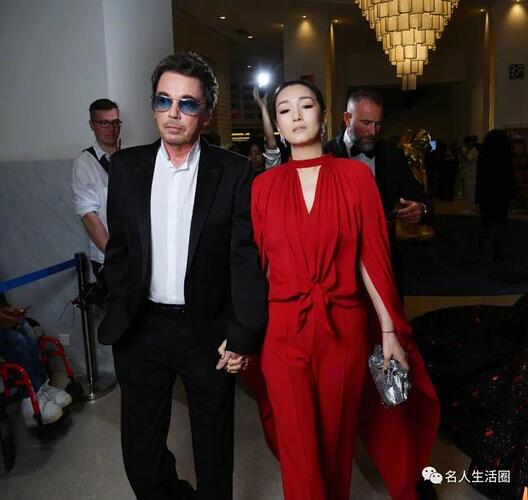 戛纳红毯，巩俐生图流出差距大，颈纹多显老态