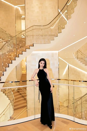 再获影后的汤唯 被丑衣服“霸凌”了？