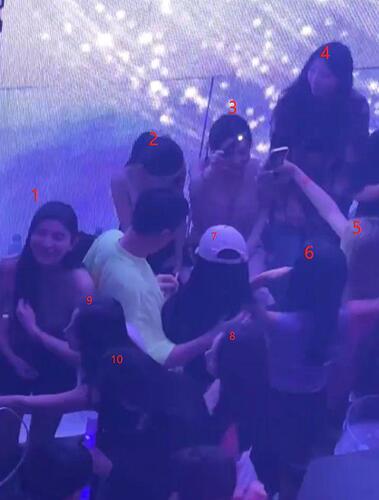 王思聪现身酒吧搂新欢吞云吐雾 身边环绕多位美女 王思聪现身酒吧搂新欢吞云吐雾 身边环绕多位美女