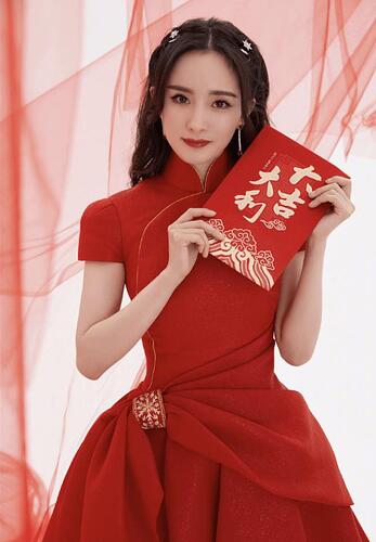 68岁成龙探班杨幂开心比耶 二人交情超20年