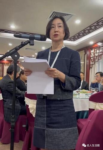 何超琼现北京政协学习会，素颜和精修差太多