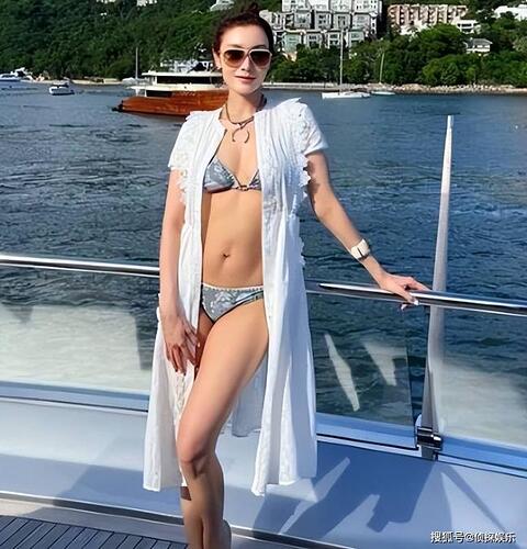 52岁李嘉欣做高难度卷腹保持身材 体态超年轻