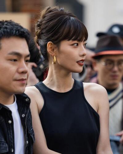 时装周的明星出圈技巧:出发、合影、摆态度,处处都是小心思 时装周的明星出圈技巧:出发、合影、摆态度,处处都是小心思