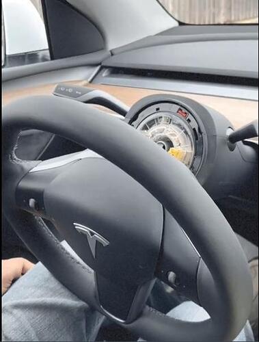 一名特斯拉新车车主在新泽西高速公路上驾著刚领的新车Model Y，方向盘竟然脱落...