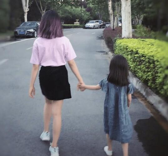 黄磊17岁女儿风波后首现身 面色憔悴疑心情不佳