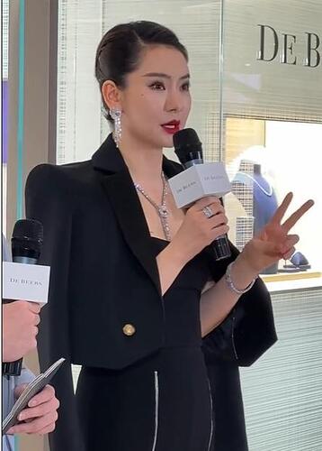 戚薇现身活动 身材发福依旧自信