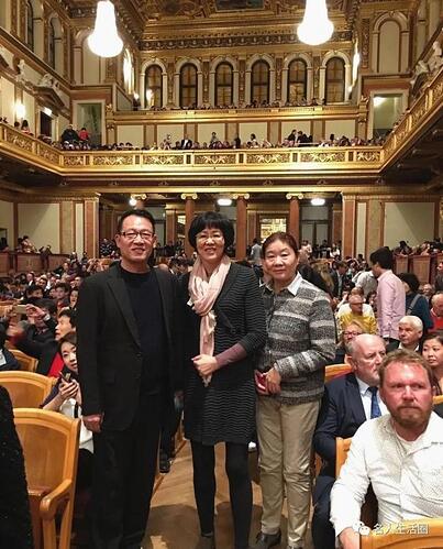 62岁郎平现身法国与巩俐合影！全家5口定居美国