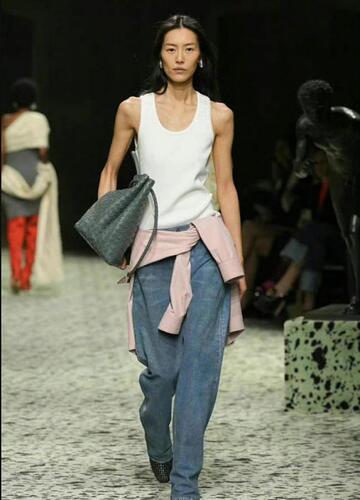 时装周的明星出圈技巧:出发、合影、摆态度,处处都是小心思 时装周的明星出圈技巧:出发、合影、摆态度,处处都是小心思