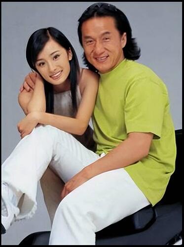 68岁成龙探班杨幂开心比耶 二人交情超20年