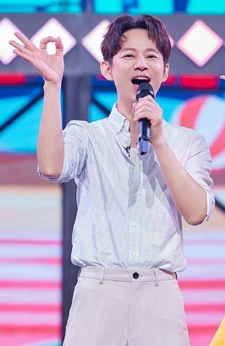 何炅庆生现场照曝光 与男性朋友依偎合照引热议