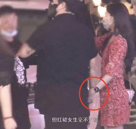 越爱越高调 陈思诚搂着23岁女友吃家乡菜 越爱越高调 陈思诚搂着23岁女友吃家乡菜