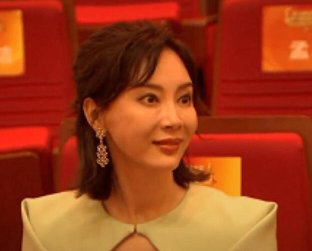 牛莉近照夸张肿胀  刘晓庆说话吃力