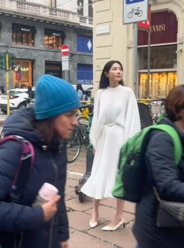 时装周的明星出圈技巧:出发、合影、摆态度,处处都是小心思 时装周的明星出圈技巧:出发、合影、摆态度,处处都是小心思