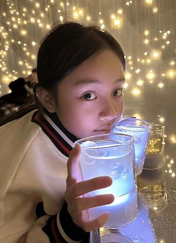 李小璐带女儿出游 10岁甜馨青春期头小手大