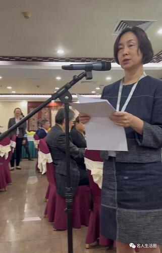 何超琼现北京政协学习会，素颜和精修差太多