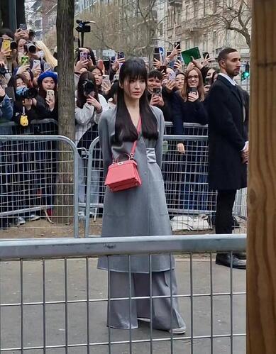明星齐亮相米兰：有人美如花 有人丑掉渣