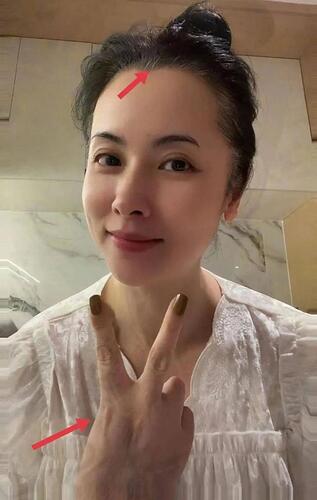 明明是同龄女星 却一个像妈一个像女儿