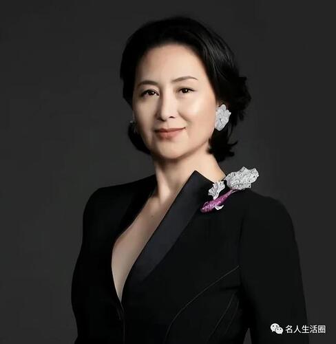 何超琼现北京政协学习会，素颜和精修差太多