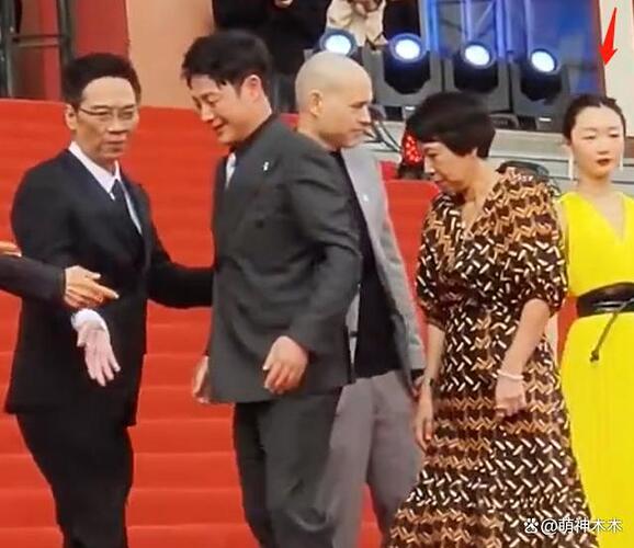 北影节红毯细节见修养 周冬雨挤 C 位被骂