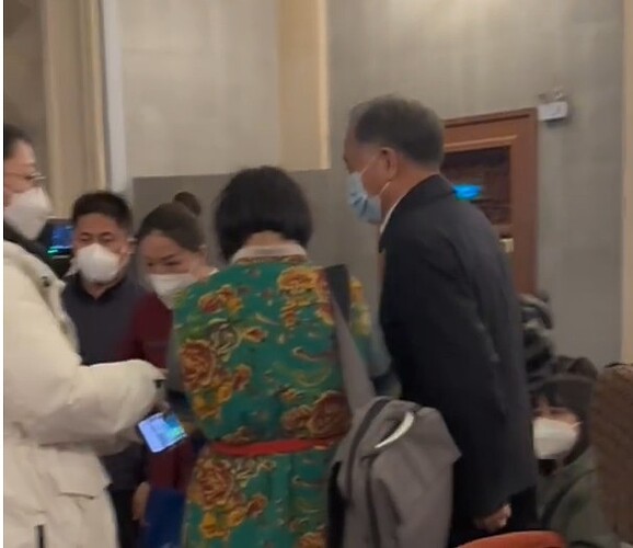 甫進場即引發周圍觀眾關注。