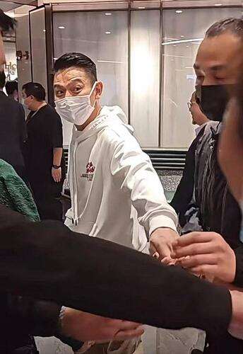 刘德华香港逛街不带保镖 遭私生饭飞扑吓坏华仔