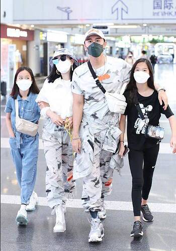 钟丽缇张伦硕穿情侣装现身机场 二女儿气质逆袭