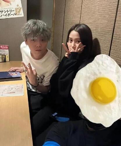 鹿晗现身成都疑探班女友关晓彤 一头粉发超抢镜 鹿晗现身成都疑探班女友关晓彤 一头粉发超抢镜